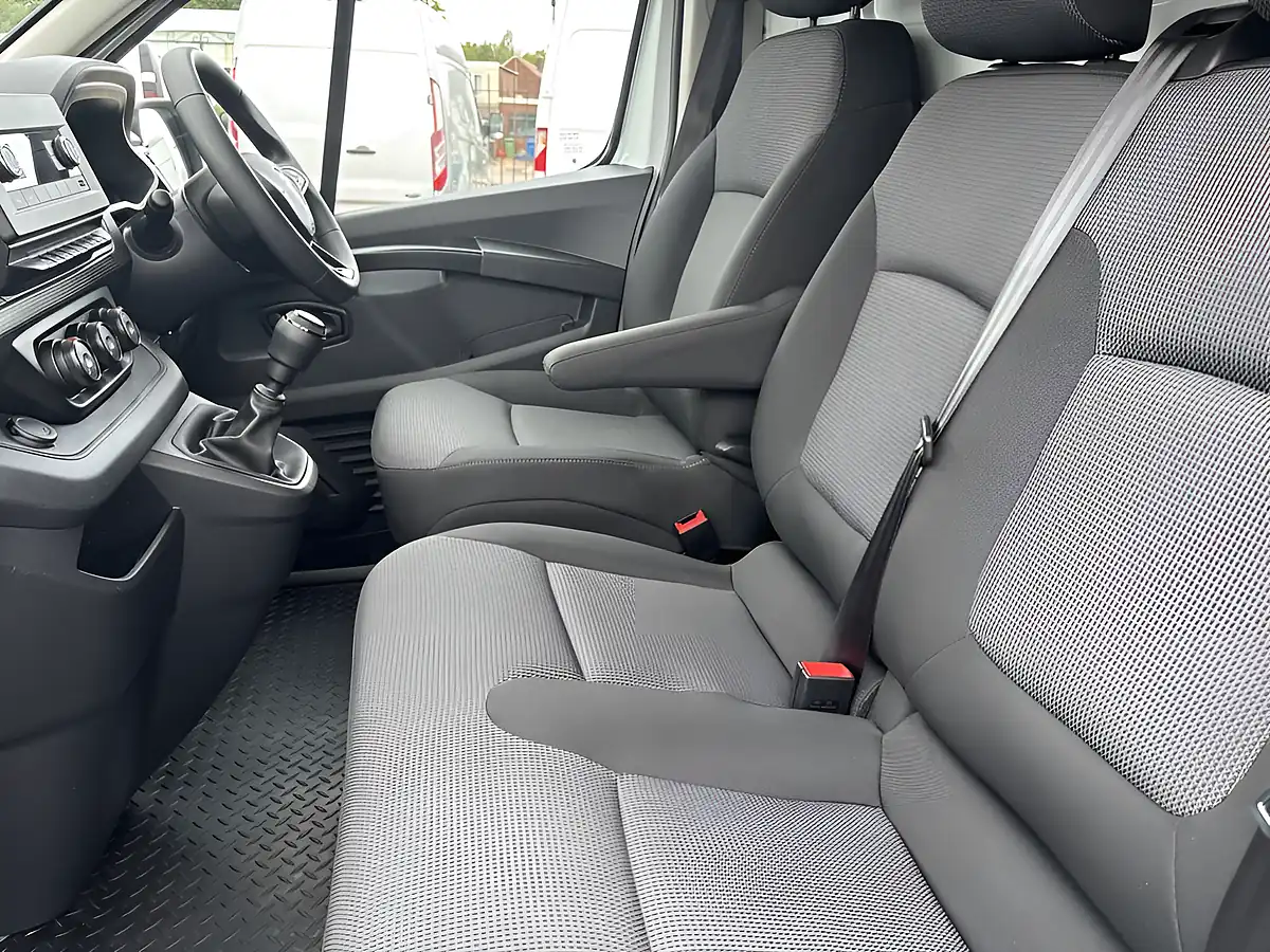 Used 2022 Renault Trafic Business White - Interior and Exterior details 19