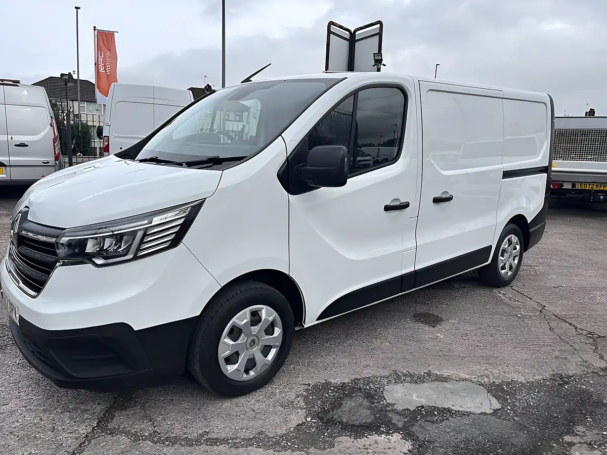 Used 2022 Renault Trafic Business White - Interior and Exterior details 5