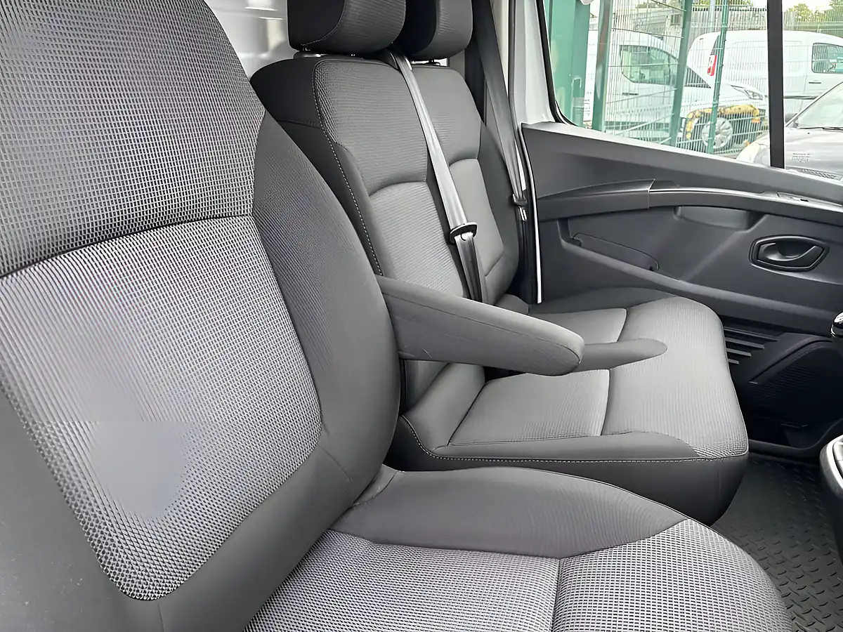Used 2022 Renault Trafic Business White - Interior and Exterior details 8