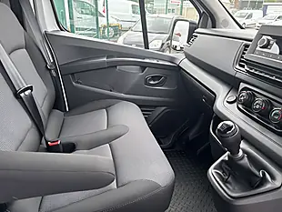 Used 2022 Renault Trafic Business White - Interior and Exterior details 9