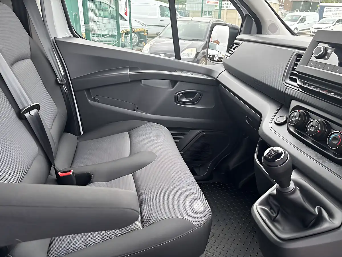 Used 2022 Renault Trafic Business White - Interior and Exterior details 9