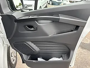 Used 2022 Renault Trafic Business White - Interior and Exterior details 12