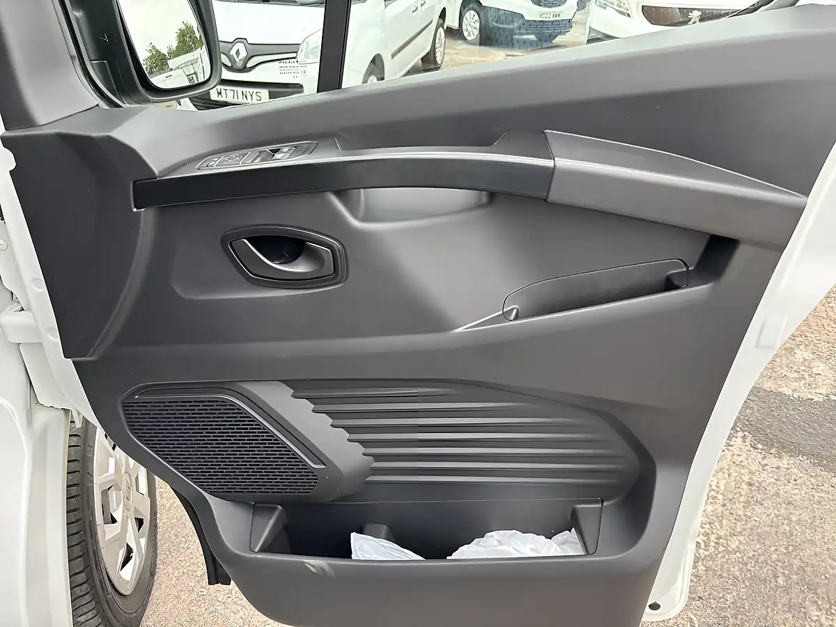 Used 2022 Renault Trafic Business White - Interior and Exterior details 12