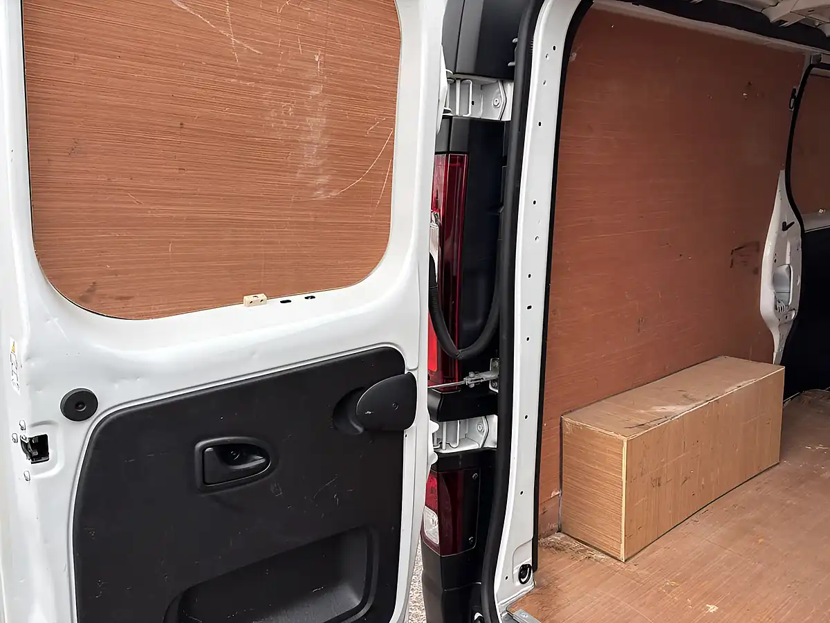 Used 2022 Renault Trafic Business White - Interior and Exterior details 13