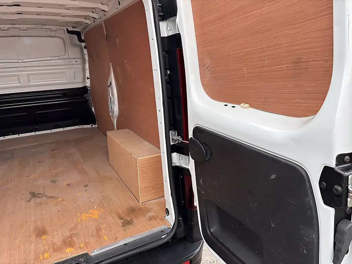 Used 2022 Renault Trafic Business White - Interior and Exterior details 14