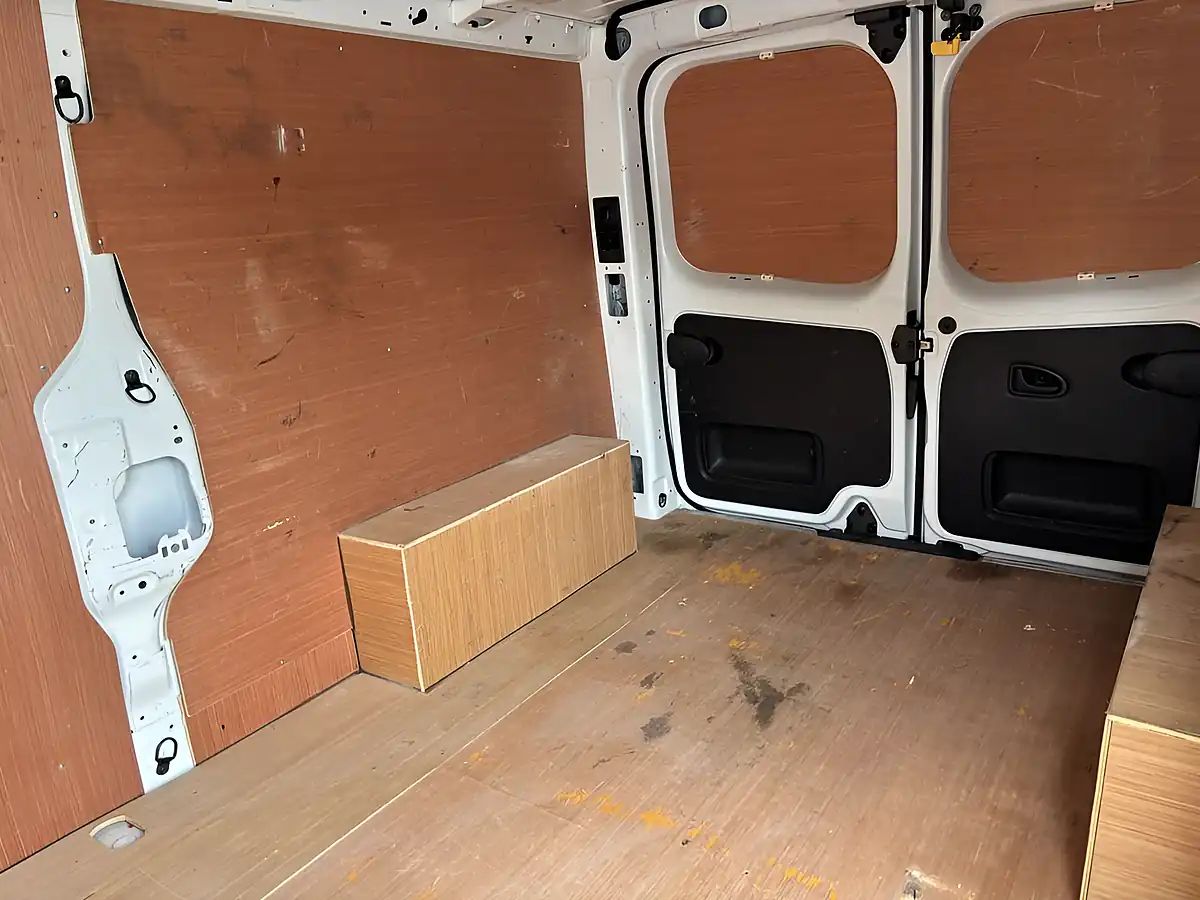 Used 2022 Renault Trafic Business White - Interior and Exterior details 16