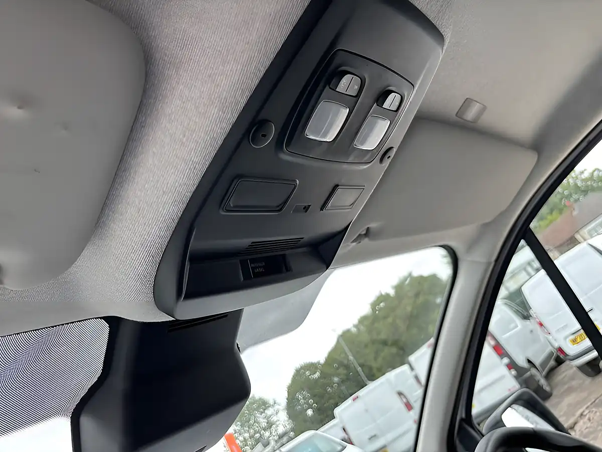 Used 2022 Renault Trafic Business White - Interior and Exterior details 18