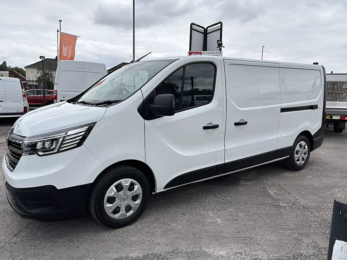 Used 2022 Renault Trafic Business White - Interior and Exterior details 8