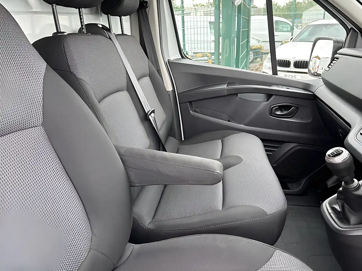 Used 2022 Renault Trafic Business White - Interior and Exterior details 9