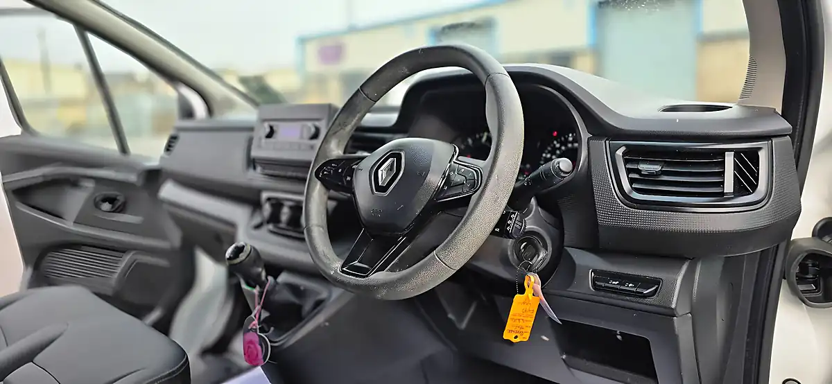 Used 2022 Renault Trafic Campervan White - Interior and Exterior details 17