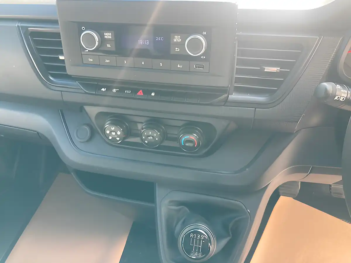 Used 2022 Renault Trafic LL30 Business White - Interior and Exterior details 10