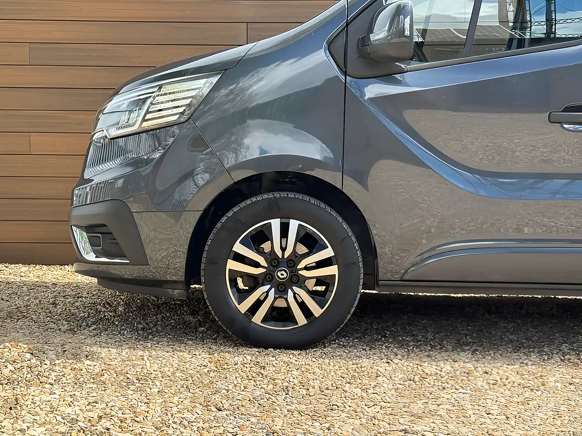 Used 2022 Renault Trafic LL30 Sport+ Grey - Interior and Exterior details 10