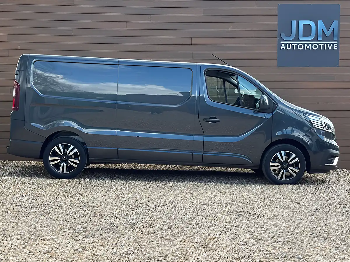 Used 2022 Renault Trafic LL30 Sport+ Grey - Interior and Exterior details 2