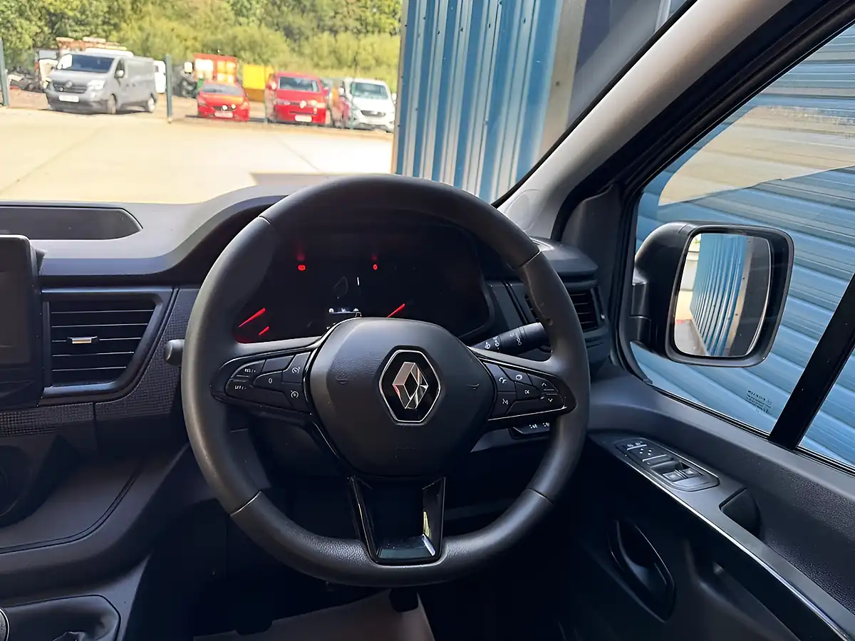 Used 2022 Renault Trafic SL28 Business Grey - Interior and Exterior details 11