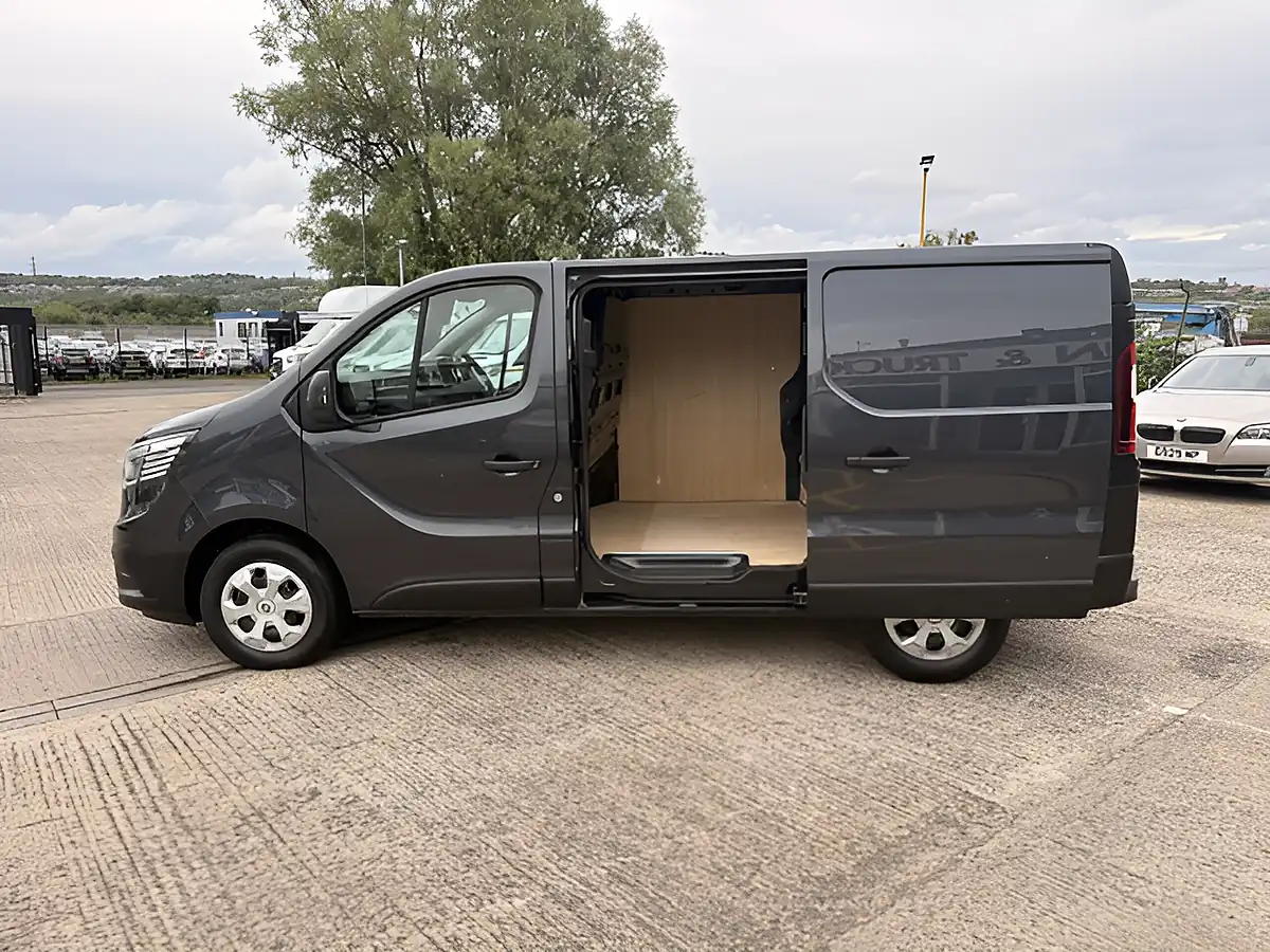 Used 2022 Renault Trafic SL28 Business L1 H1 Grey - Interior and Exterior details 9