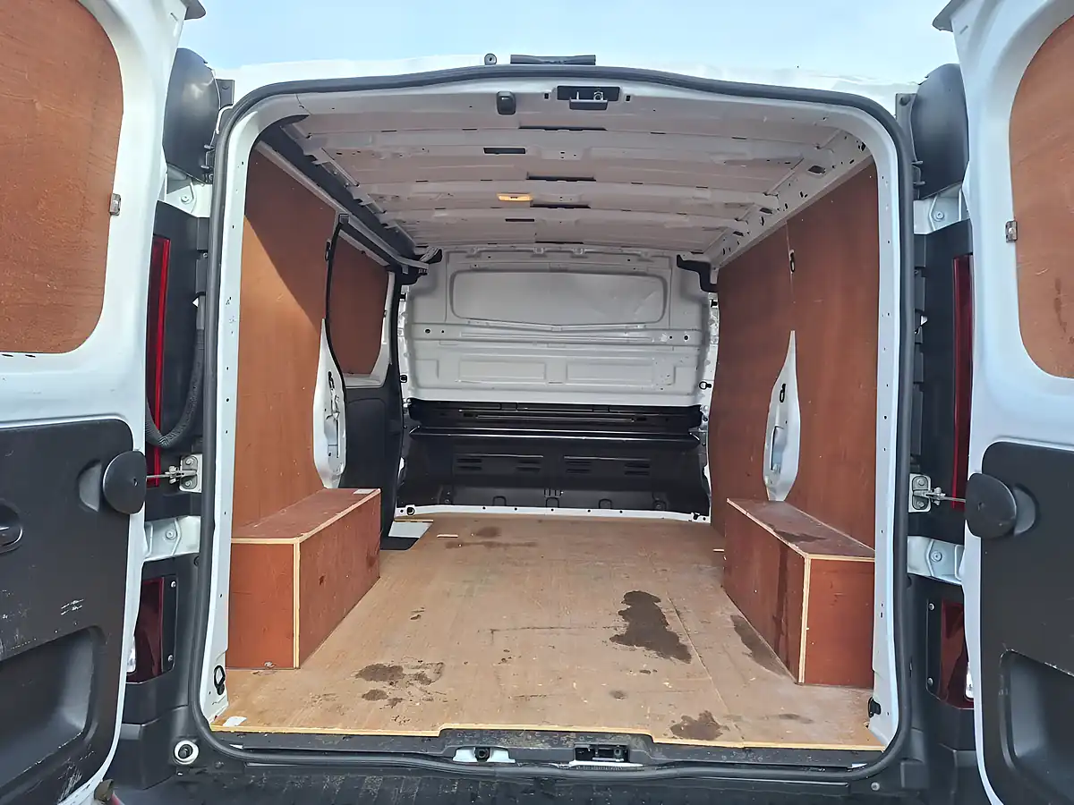 Used 2022 Renault Trafic SL28 Business White - Interior and Exterior details 11