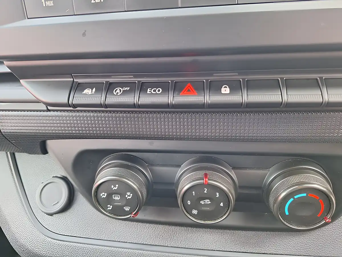 Used 2022 Renault Trafic SL28 Business White - Interior and Exterior details 15