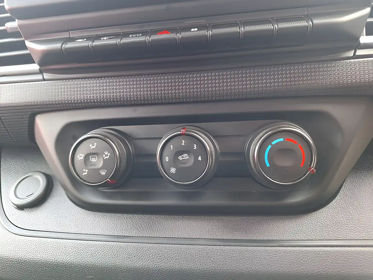 Used 2022 Renault Trafic SL28 Business White - Interior and Exterior details 16