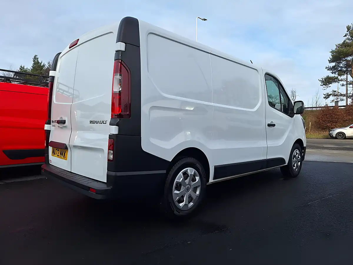 Used 2022 Renault Trafic SL28 Business White - Interior and Exterior details 3