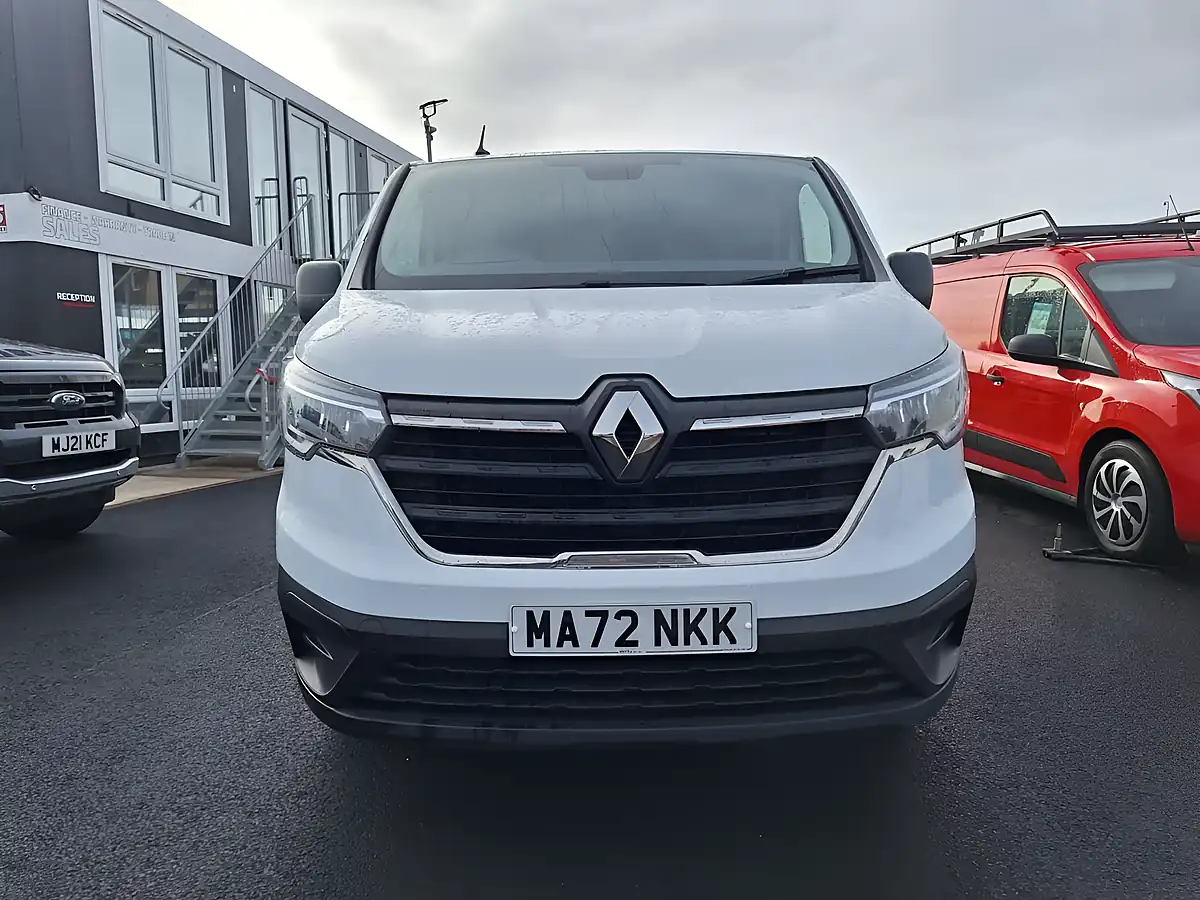 Used 2022 Renault Trafic SL28 Business White - Interior and Exterior details 8