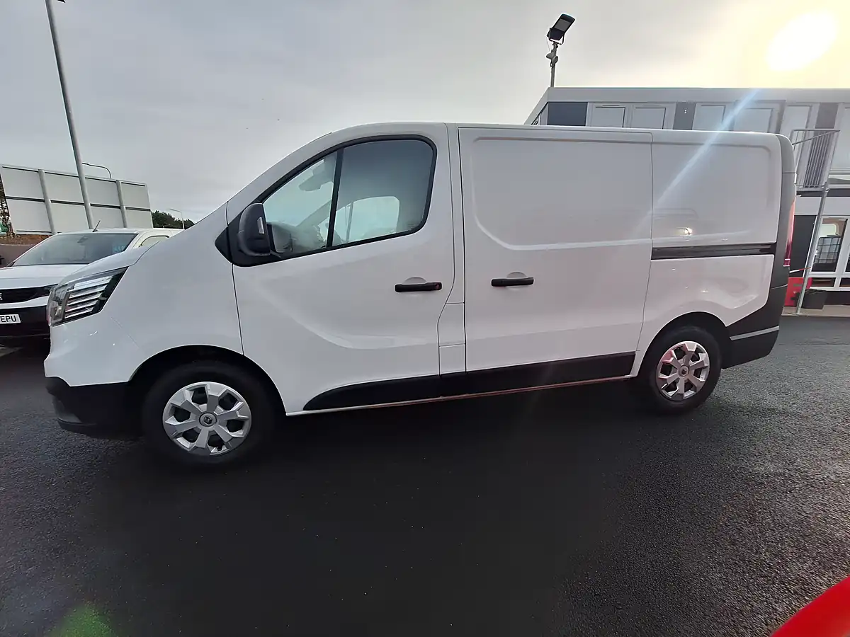 Used 2022 Renault Trafic SL28 Business White - Interior and Exterior details 9