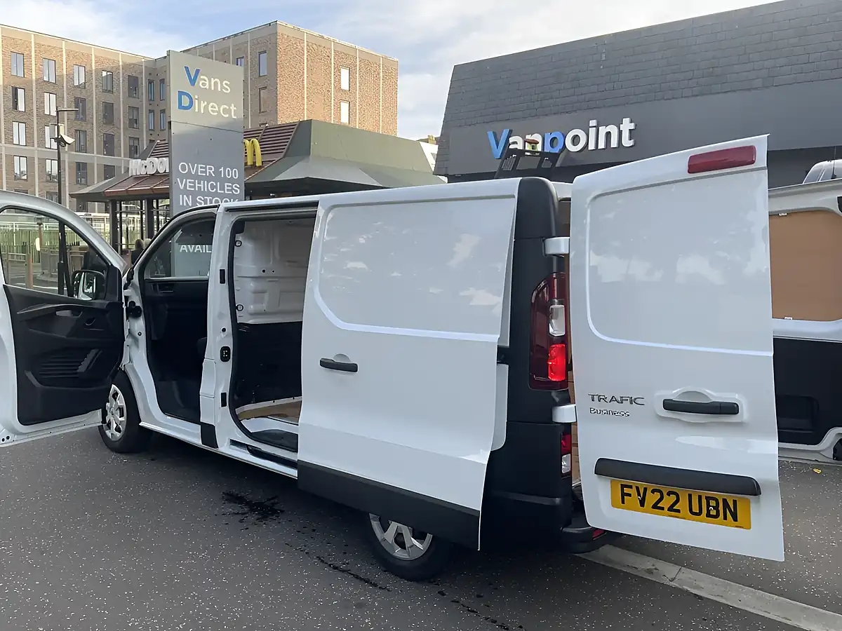 Used 2022 Renault Trafic SL28 Business White - Interior and Exterior details 10