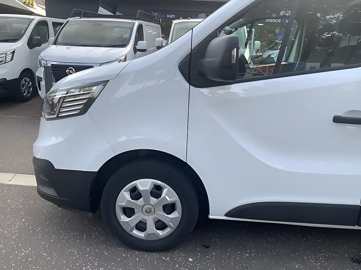 Used 2022 Renault Trafic SL28 Business White - Interior and Exterior details 11