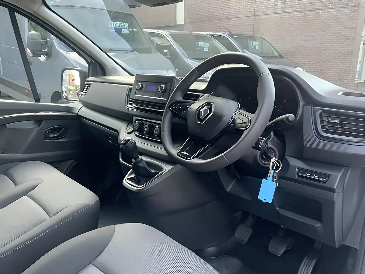 Used 2022 Renault Trafic SL28 Business White - Interior and Exterior details 15