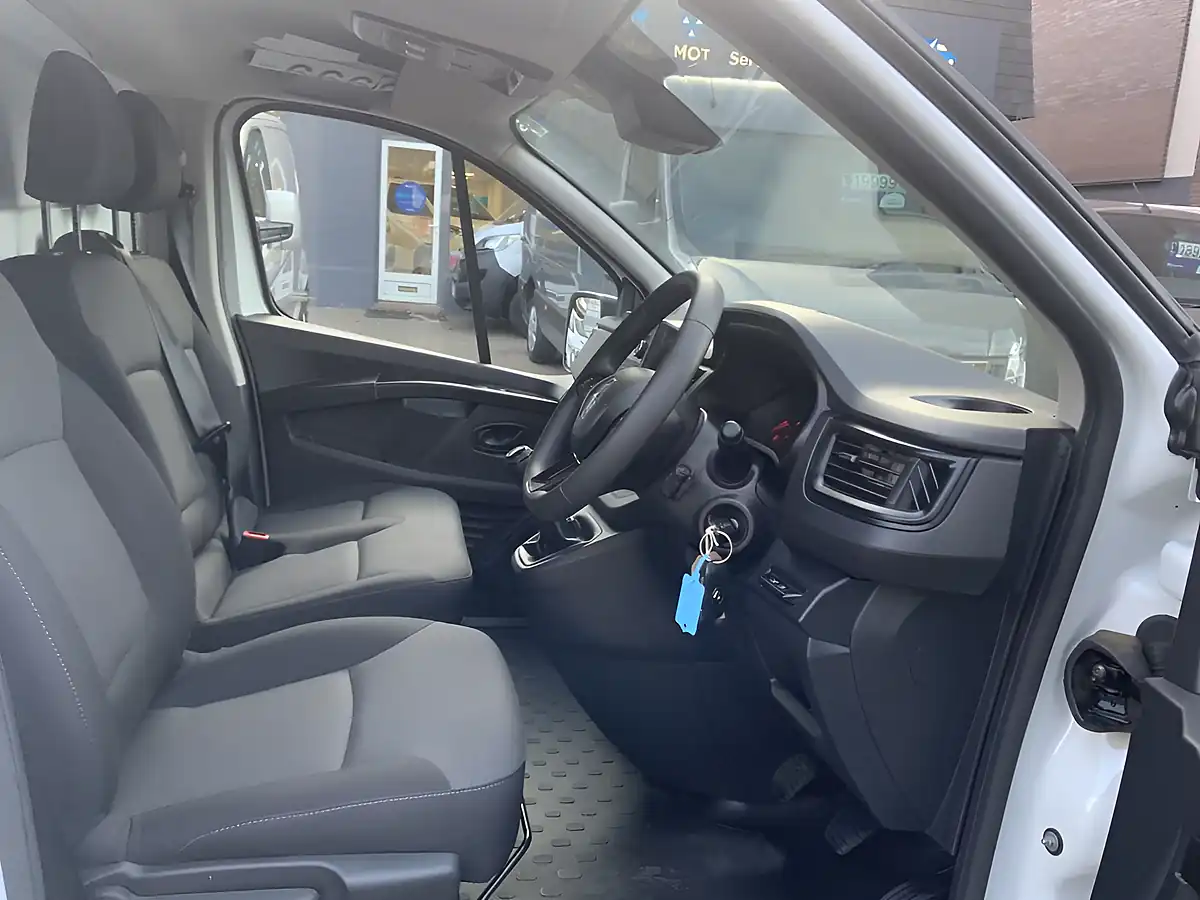 Used 2022 Renault Trafic SL28 Business White - Interior and Exterior details 17