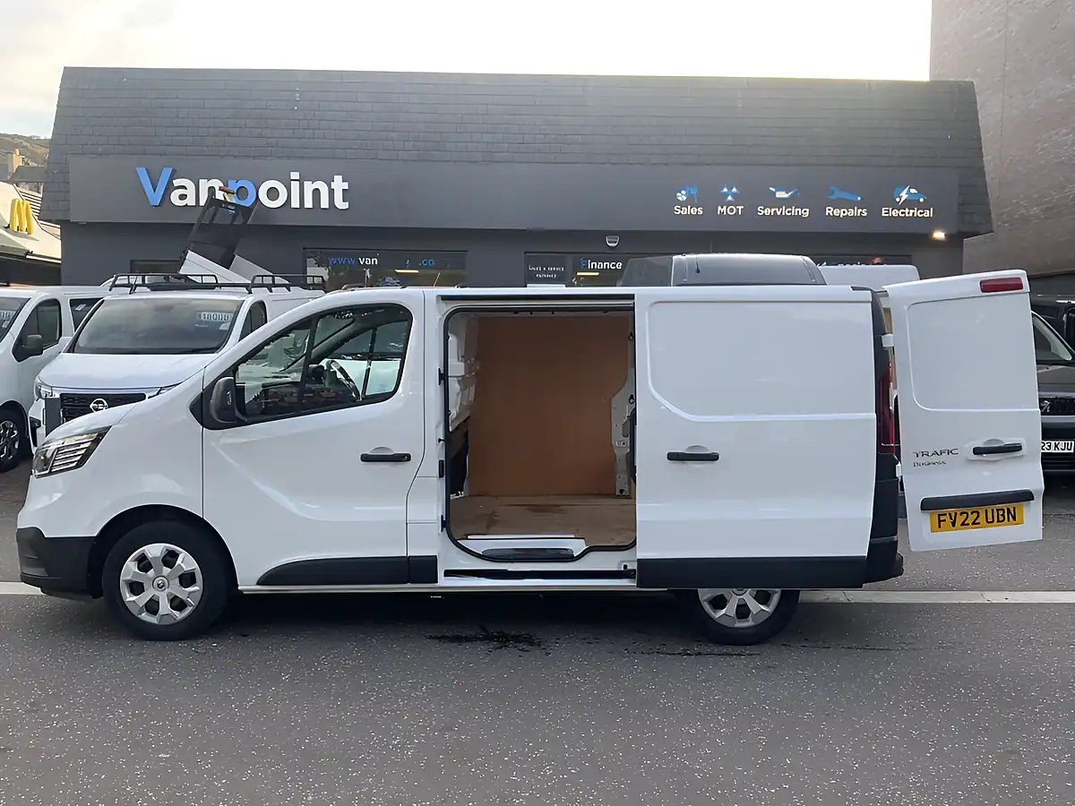 Used 2022 Renault Trafic SL28 Business White - Interior and Exterior details 8