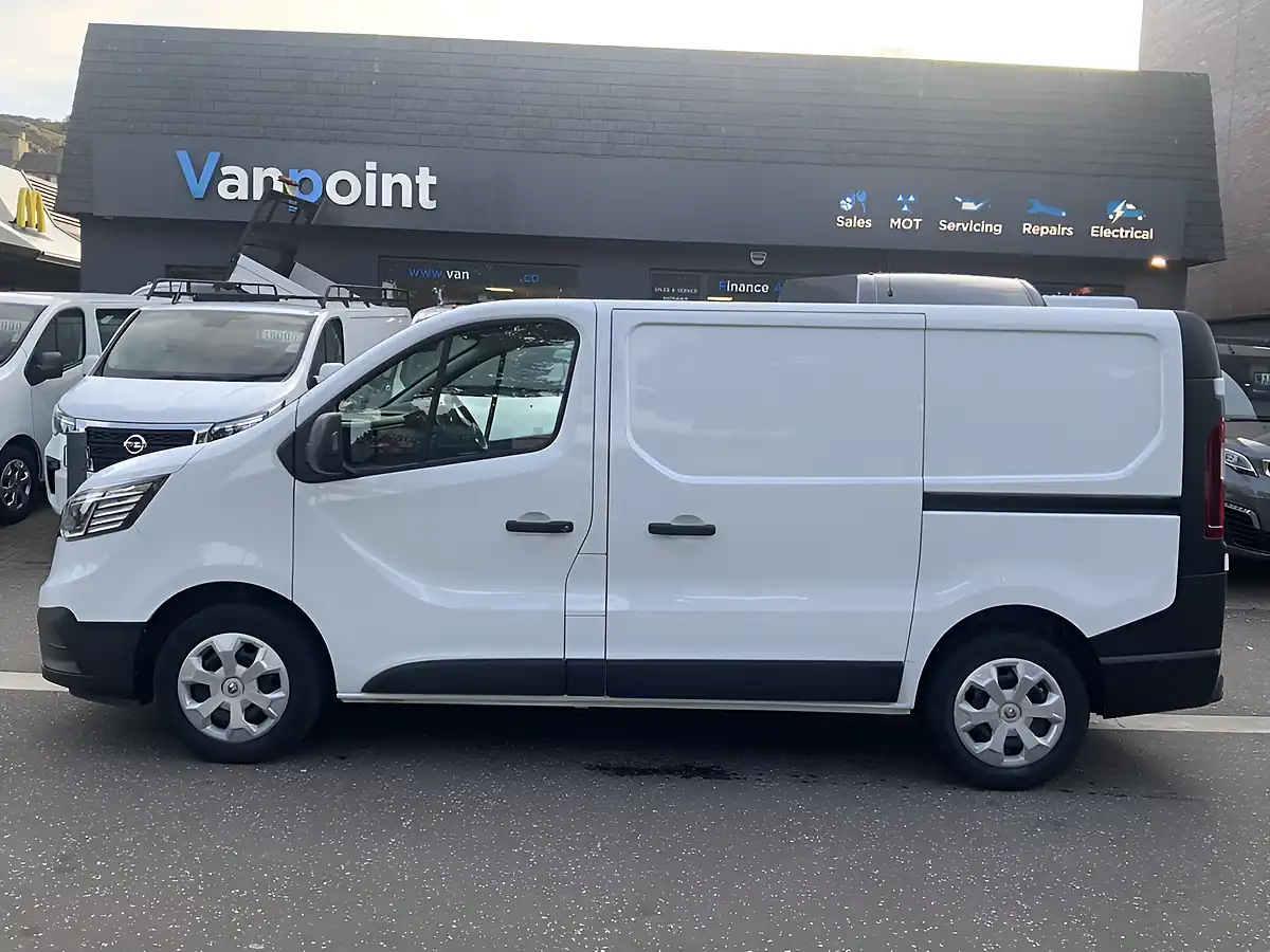 Used 2022 Renault Trafic SL28 Business White - Interior and Exterior details 9