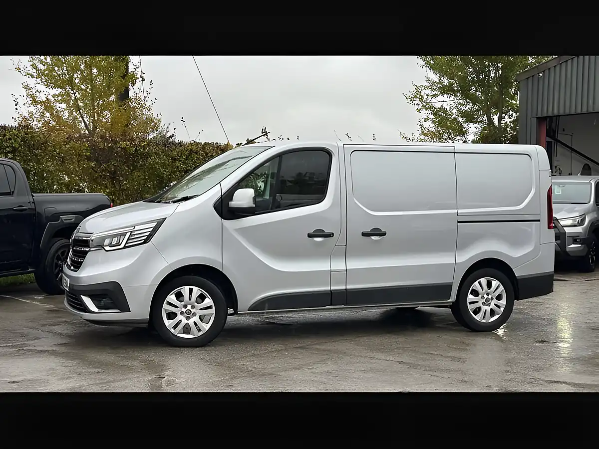 Used 2022 Renault Trafic SL28 Sport Blue Highland Grey - Interior and Exterior details 11