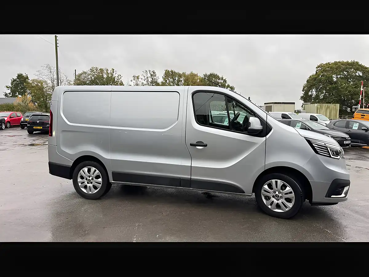 Used 2022 Renault Trafic SL28 Sport Blue Highland Grey - Interior and Exterior details 13