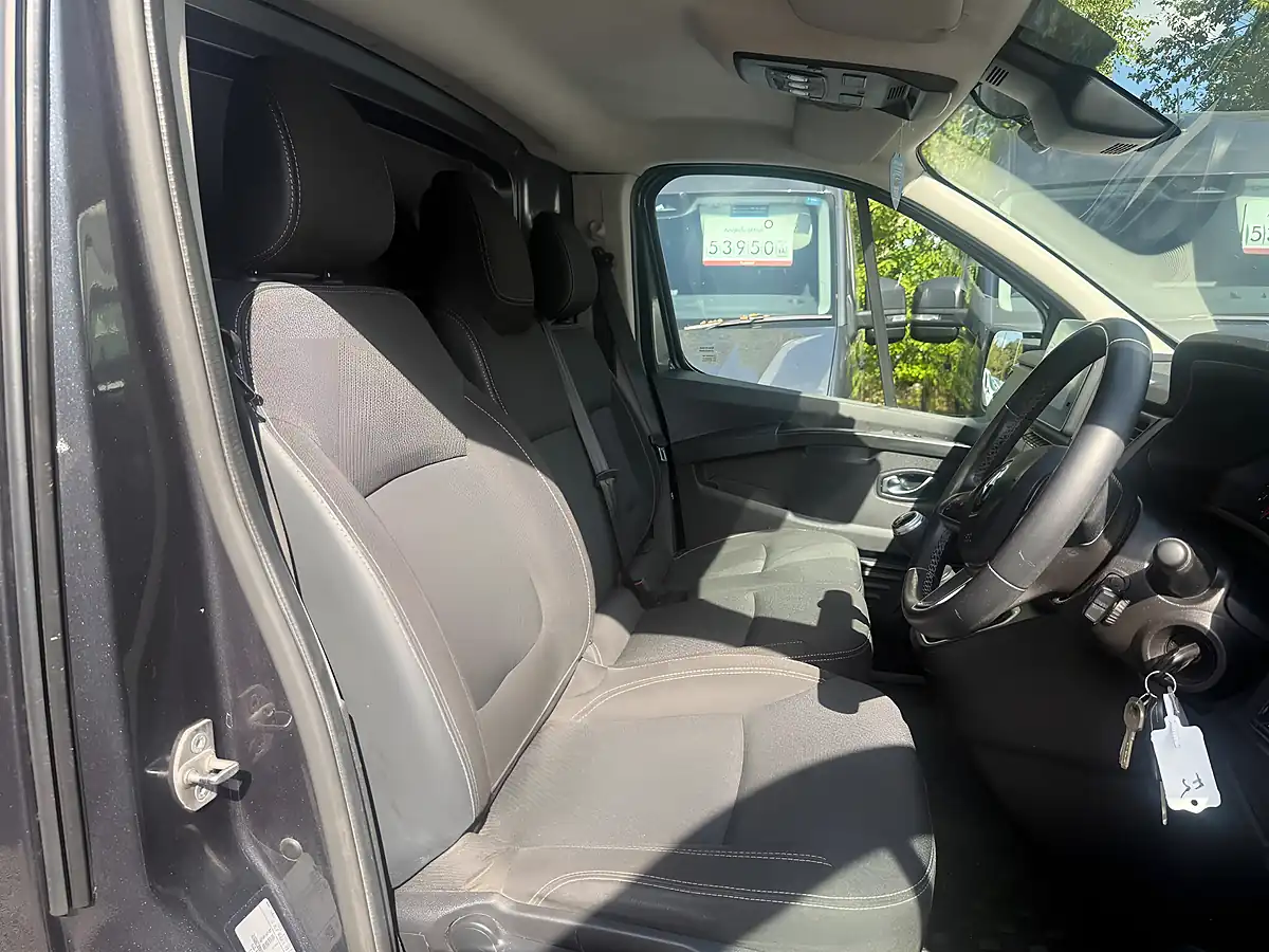 Used 2022 Renault Trafic SL28 Sport Grey - Interior and Exterior details 8