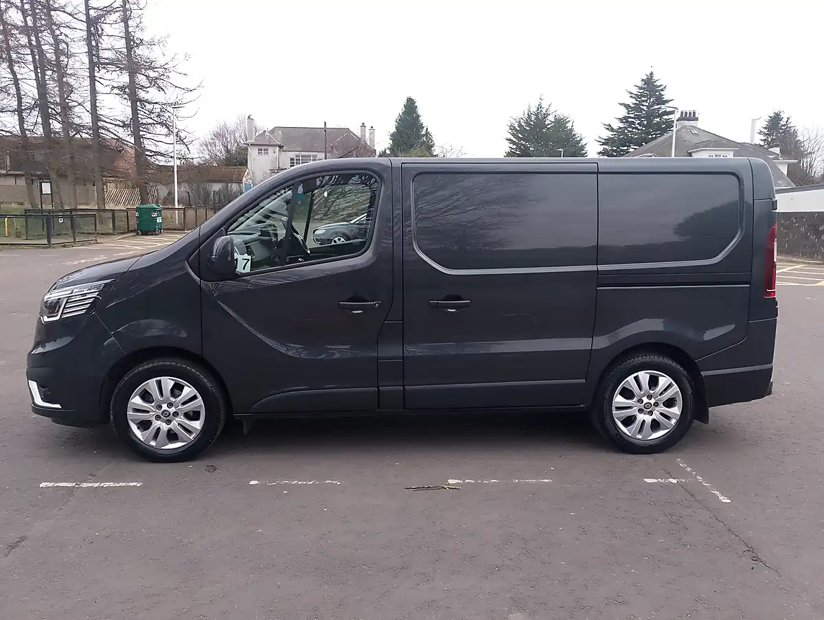Used 2022 Renault Trafic Sport Grey - Interior and Exterior details 4