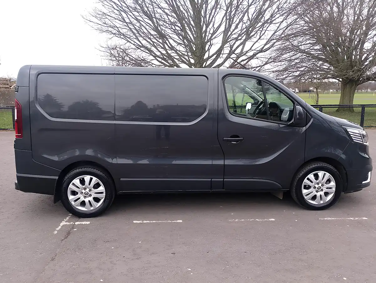 Used 2022 Renault Trafic Sport Grey - Interior and Exterior details 8