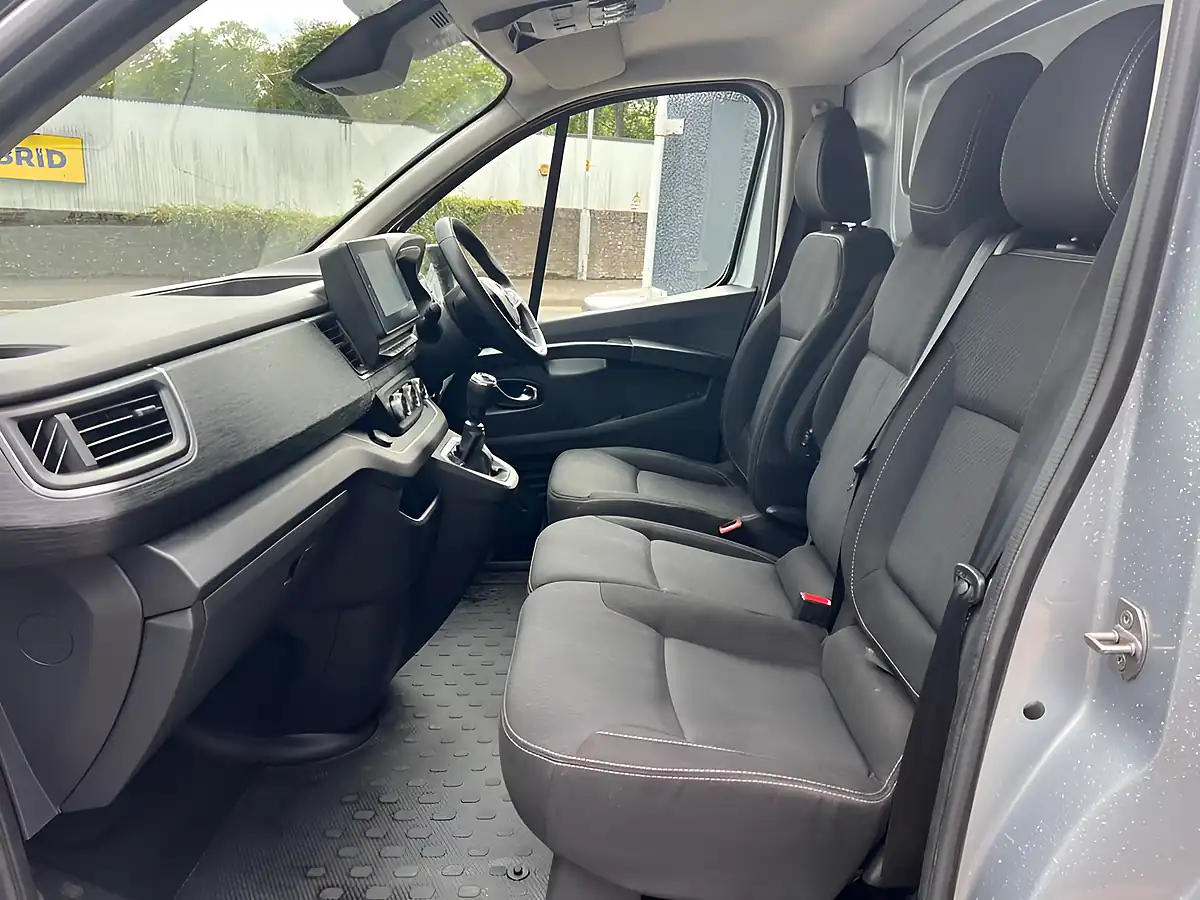Used 2022 Renault Trafic Sport+ Grey - Interior and Exterior details 14