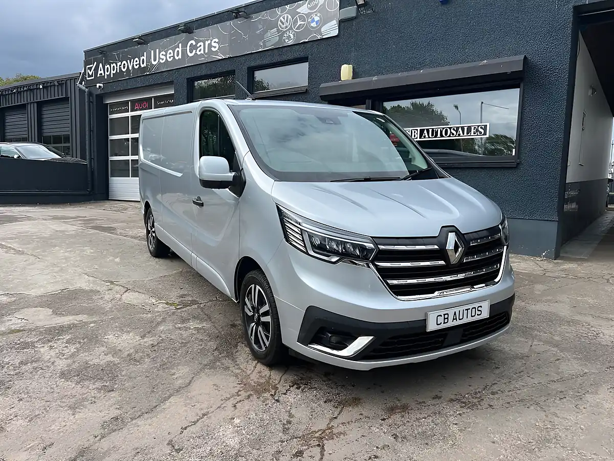 Used 2022 Renault Trafic Sport+ Grey - Interior and Exterior details 9