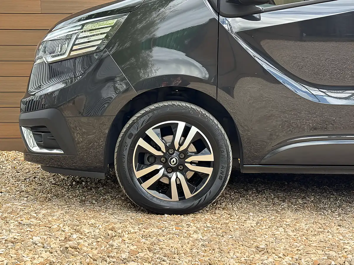 Used 2022 Renault Trafic Sport+ Jet Black - Interior and Exterior details 11