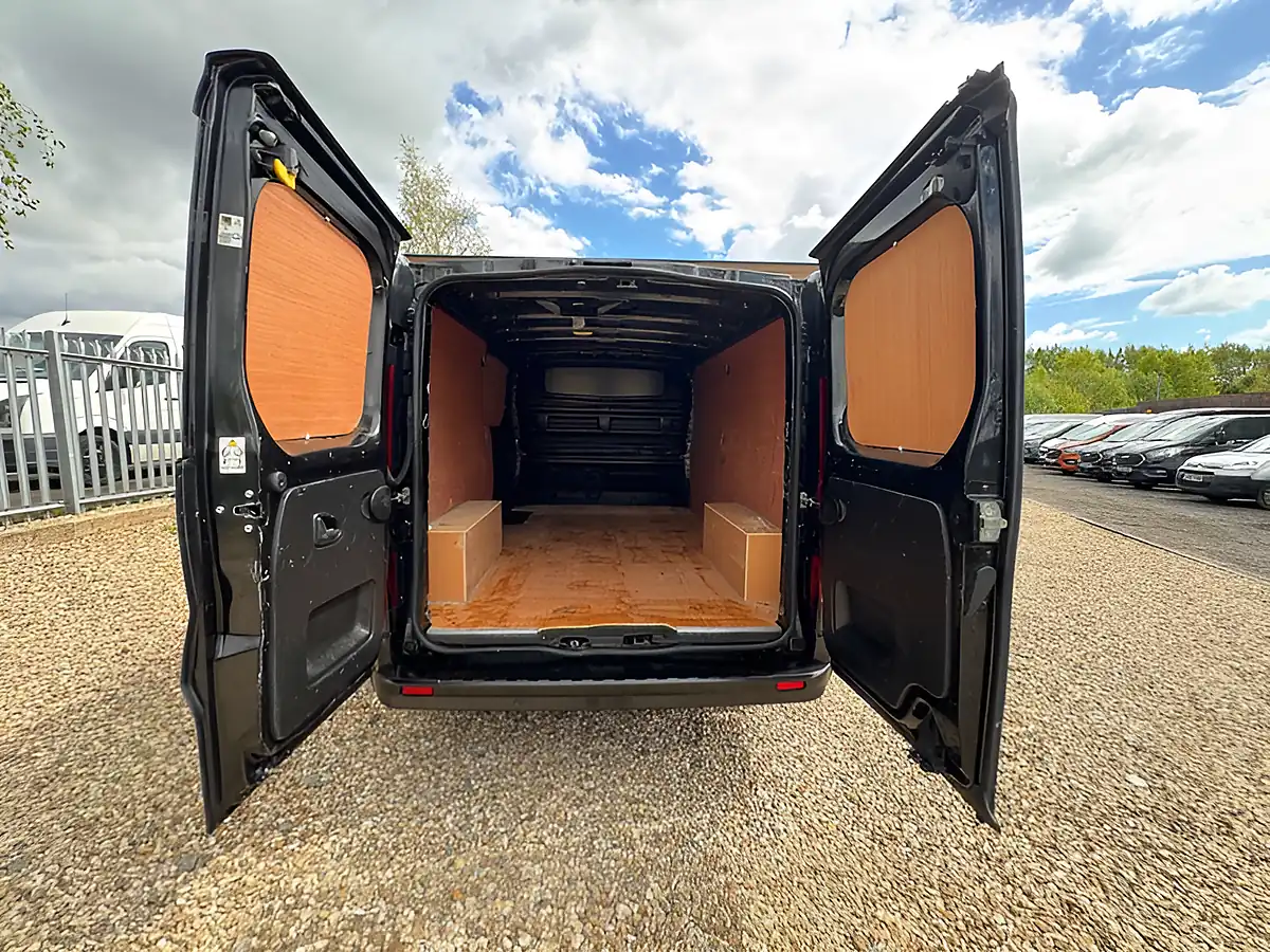 Used 2022 Renault Trafic Sport+ Jet Black - Interior and Exterior details 5