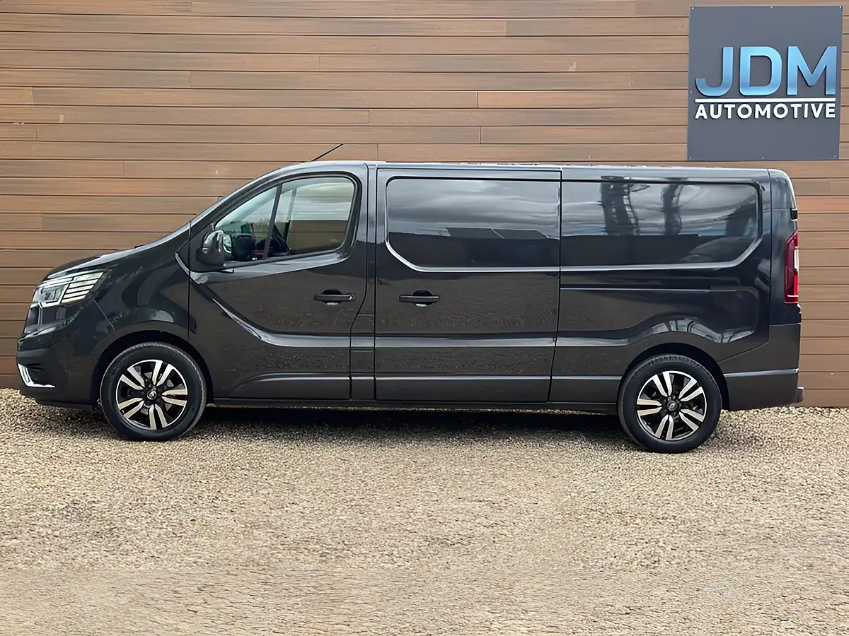 Used 2022 Renault Trafic Sport+ Jet Black - Interior and Exterior details 8