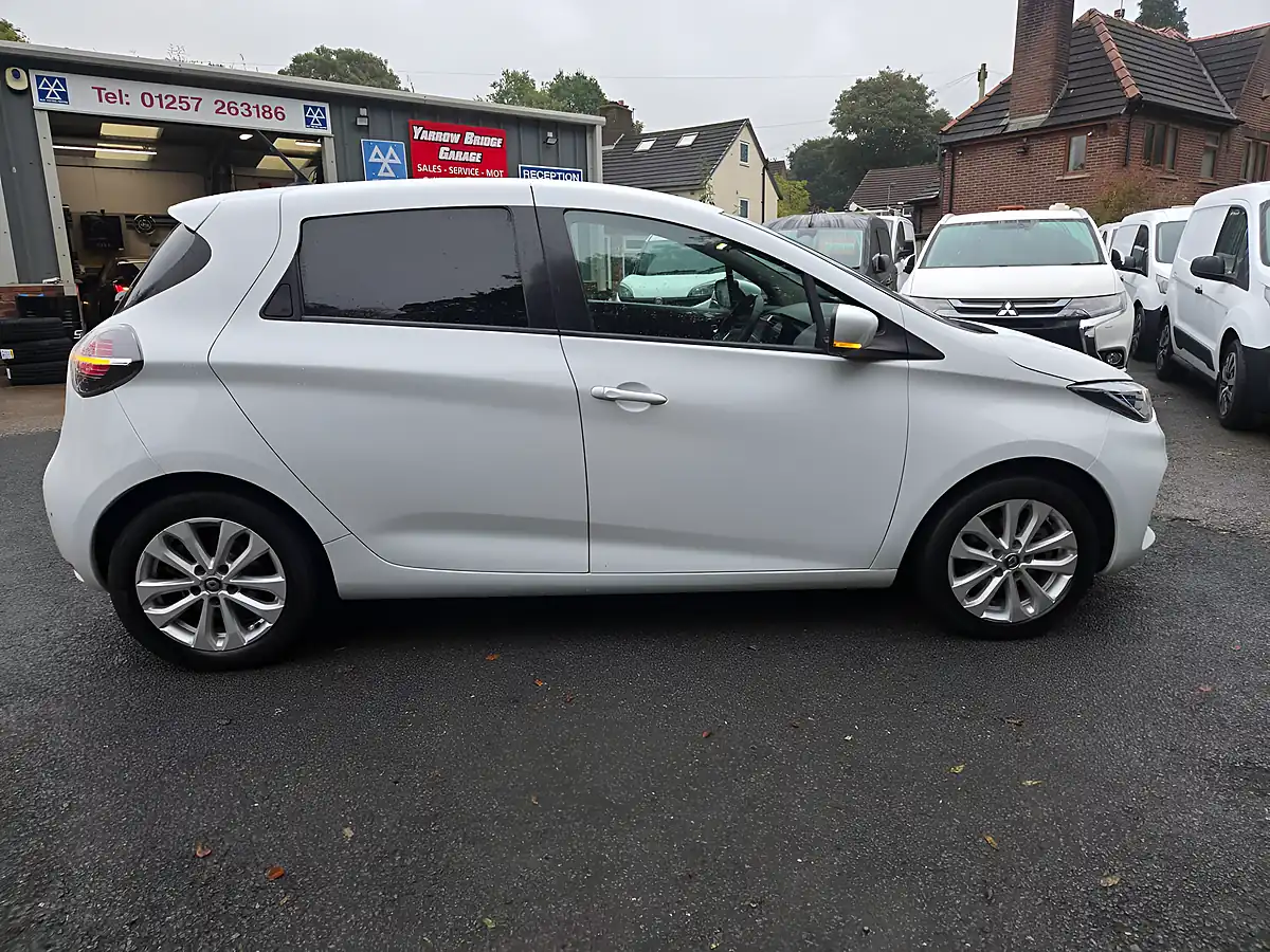 Used 2022 Renault Zoe Business+ White - Interior and Exterior details 11