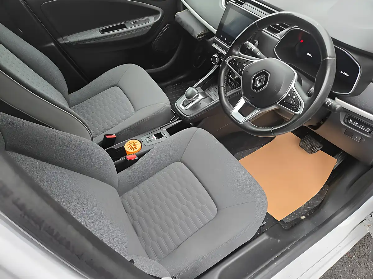 Used 2022 Renault Zoe Business+ White - Interior and Exterior details 13