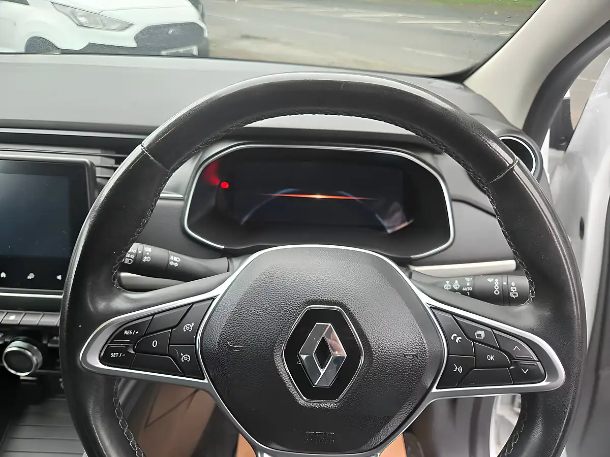 Used 2022 Renault Zoe Business+ White - Interior and Exterior details 14
