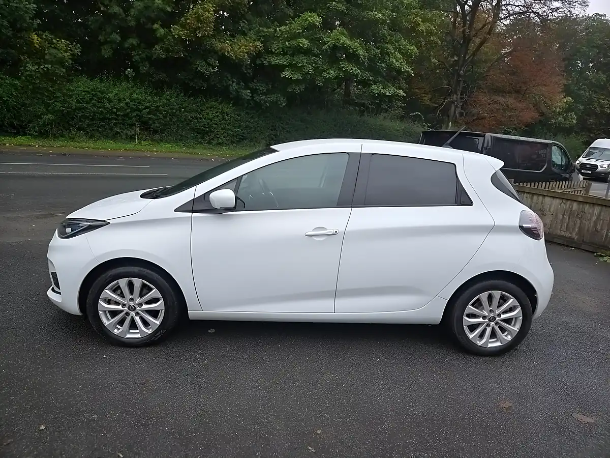 Used 2022 Renault Zoe Business+ White - Interior and Exterior details 4
