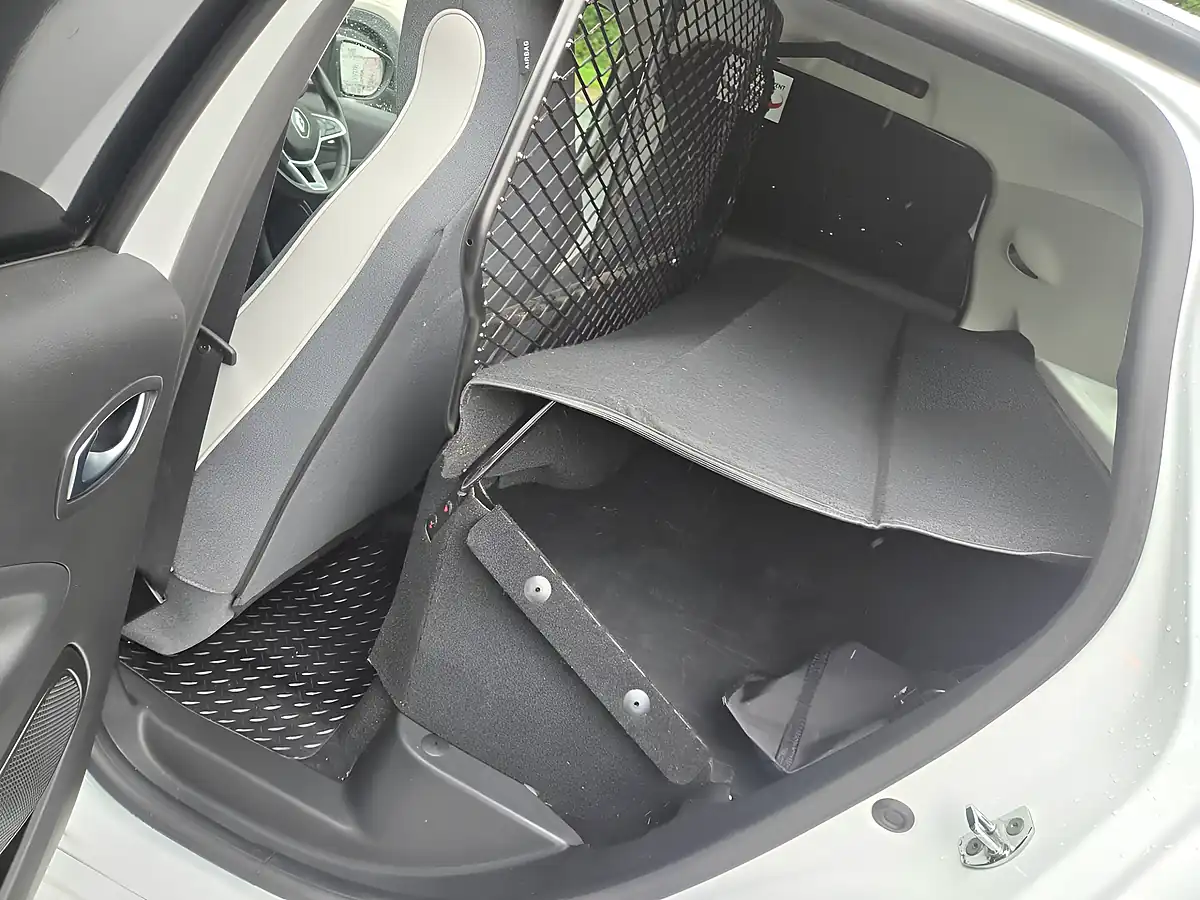 Used 2022 Renault Zoe Business+ White - Interior and Exterior details 6