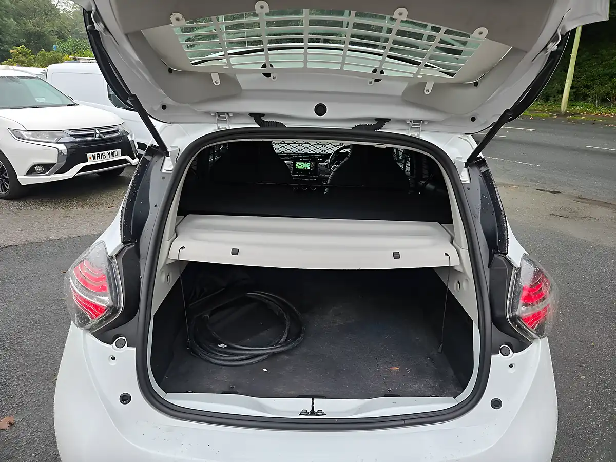 Used 2022 Renault Zoe Business+ White - Interior and Exterior details 9
