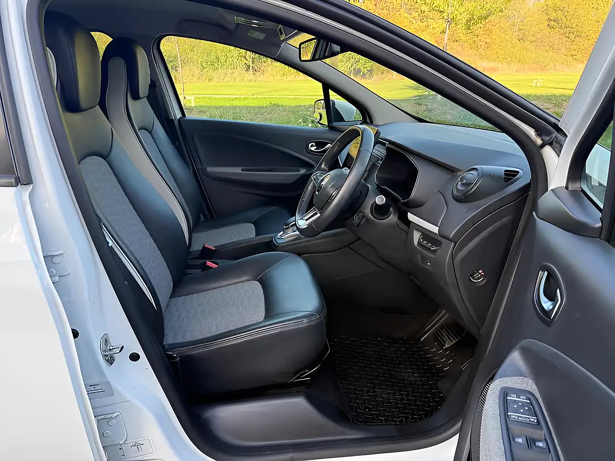 Used 2022 Renault Zoe GT Line + White - Interior and Exterior details 13