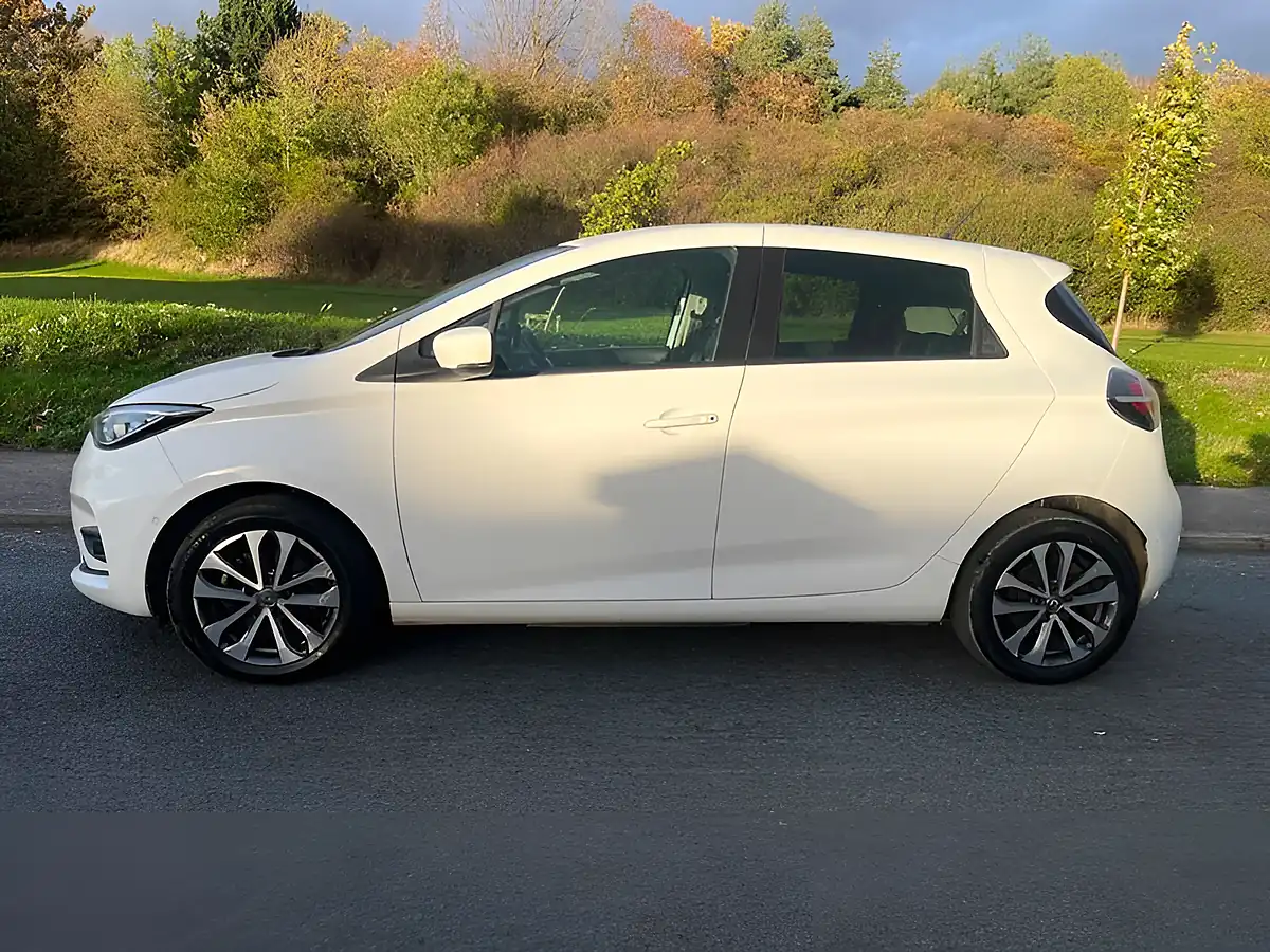 Used 2022 Renault Zoe GT Line + White - Interior and Exterior details 4