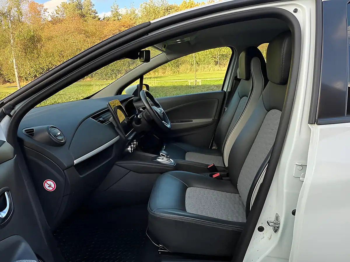 Used 2022 Renault Zoe GT Line + White - Interior and Exterior details 6